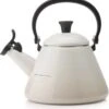 Le Creuset Fluitketel Kone - Meringue 2 Le Creuset Fluitketel Kone - Meringue -Waterfilterkan Winkel 1132x1200