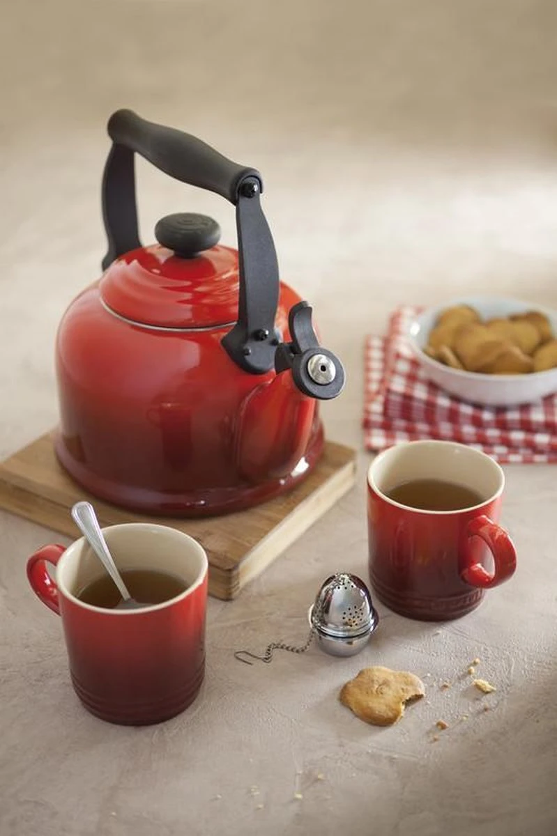 Le Creuset Tradition Fluitketel - 2.1 L - Kersenrood 4 Le Creuset Tradition Fluitketel - 2.1 L - Kersenrood - Afbeelding 2