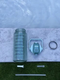 Merkloos 2 Liter Waterfles Groen Transparant - Gratis Armband - Grote Waterfles - Motivatie Fles - Bidon - Twee Liter Waterfles - Sportfles - Waterkan - Gallon - 2 Liter Bottle - Drinkfles - Schenkfles - Groen Transparant - Zwart Armbandje -Waterfilterkan Winkel 899x1200 5