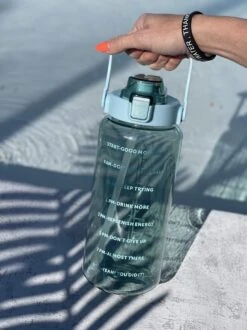 Merkloos 2 Liter Waterfles Groen Transparant - Gratis Armband - Grote Waterfles - Motivatie Fles - Bidon - Twee Liter Waterfles - Sportfles - Waterkan - Gallon - 2 Liter Bottle - Drinkfles - Schenkfles - Groen Transparant - Zwart Armbandje -Waterfilterkan Winkel 899x1200 6