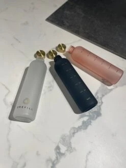 Merkloos 2Refill Luxe Drinkfles Met Tijdmarkeringen - Motiverende Waterfles - Volwassenen - Wit/Goud - 1 Liter/1000 ML - BPA Vrij - Motivatiefles - Motivatie - Sportfles - Fitness - Cadeau -Waterfilterkan Winkel 900x1200 13