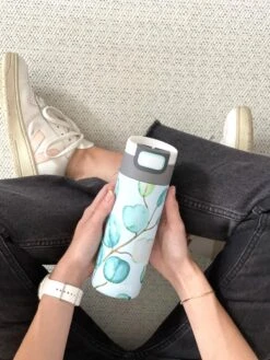 Kambukka Etna Thermosbeker 500 Ml - Makkelijk Reinigen - Lekvrije Koffiebeker - Eucalyptus Leaves 21 Kambukka Etna Thermosbeker 500 Ml - Makkelijk Reinigen - Lekvrije Koffiebeker - Eucalyptus Leaves -Waterfilterkan Winkel 900x1200 7