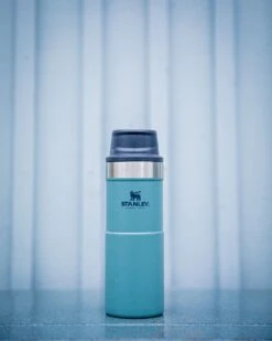 Stanley The Trigger-Action Travel Mug 0,35L Lagoon -Waterfilterkan Winkel 960x1200 2